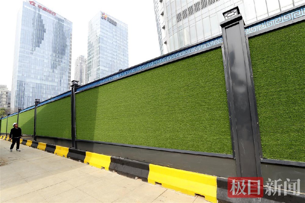 工地圍擋成為城市風(fēng)景線(xiàn)，武漢地鐵新型裝配式圍擋亮相